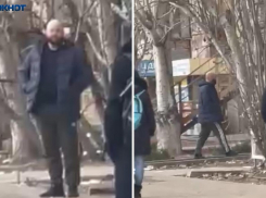 Бросается с кулаками на людей и бьет машины: в Волжском дебошира сняли на видео