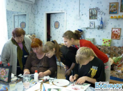 Волжане создают цветочное панно