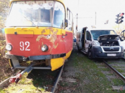 Водитель иномарки решил протаранить трамвай