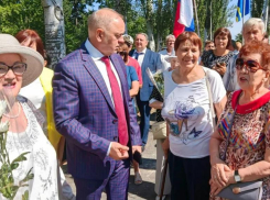 Глава города Волжского поздравил волжан с Днем пожилого человека