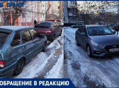 «До садика с дочкой добираемся вплавь»: пешеходную дорожку заняли автомобили в Волжском дворе