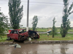 В Волжском водитель без прав врезался в столб 