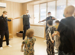 Футболисты ФК «Ротор» провели зарядку и подарили улыбки маленьким пациентам онкодиспансера