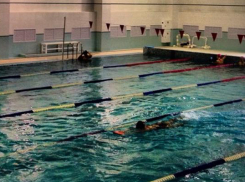 Жительница Волжского из Германии засудила бассейн за мокрый пол 