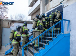 Выгорела дотла: подробности ночного пожара в многоэтажке в Волжском