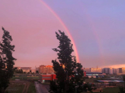 Пусть в твои окна смотрит беспечный розовый вечер: необычный закат в среду запечатлели волжане