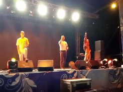 В Волжском для молодежи выступили Quest Pistols Show 