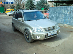 В Волжском малолетние хулиганы срывают эмблемы с авто и хвастаются на детских площадках