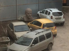 Владимира Ильича Ленина к 100-летию революции выбросили на задворки завода в Волжском 