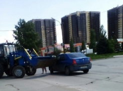 В центре Волжского столкнулись иномарка и трактор