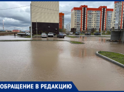 «Люди в сапогах эвакуировали автомобили»: новостройка в Волжском ушла под воду после дождя