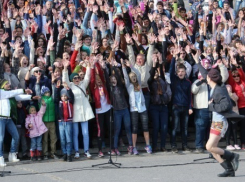 В Волгограде на Центральной набережной хором спели 1000 человек