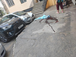 Мужчина в Волжском выпал из окна высотки и разбился насмерть