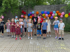 В Волжском для детей из приемных семей организовали конкурсы и сладкие подарки