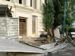 Металлический забор рухнул на проезжую часть на въезде в Волжский