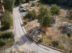 Битва за парковку во дворе Волжского - неравнодушный волжанин уже обратился к Игорю Воронину: «Мэр, подъезжайте к нам!»