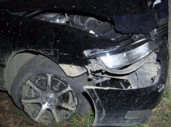 Водитель на Daewoo Espero влетел в дерево в Волжском: погибла девушка