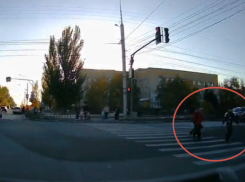 Дети перебегают дорогу на красный на месте смертельного ДТП со школьницей в Волжском: видео