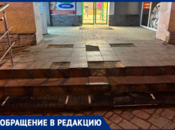 «Даже коляску не провезти»: волжанка пожаловалась на плитку-ловушку у здания администрации