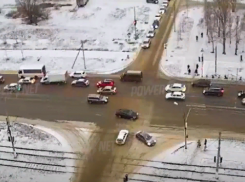 «Бедолаге досталось»: авария на перекрестке в Волжском попала на видео