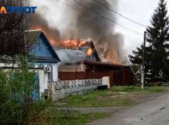 Большой пожар бушует на Рабочем в Волжском. Есть пострадавший