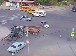 Мчащийся тракторист снёс прицепом «двенашку» в Волжском