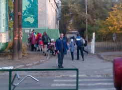 Родители отводят и забирают детей из школы, пока не поймали подозреваемого в пропаже девушек в Волжском 