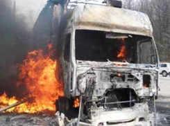 В Волжском пироманы сожгли КамАЗ