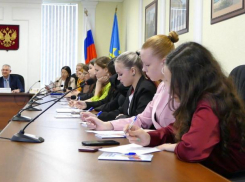 Выборы близко: в Волжском стартовал конкурс для будущих избирателей