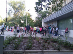 Километровые очереди с четырех часов утра выстроились у поликлиники №2 в Волжском 