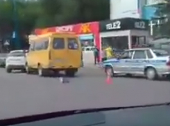 Маршрутка подмяла новенький кроссовер Lada Xray в центре Волжского