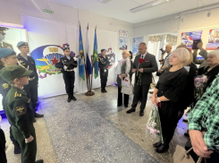 В Волжском в школе № 9 открыли еще одну «Парту Героя»