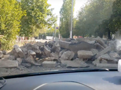 Руины вместо дороги попали на видео в Волжском