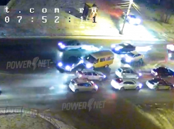 ДТП в Волжском: маршрутка «притерлась» к легковому автомобилю