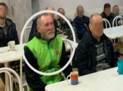 По жизни молодой: на что зарабатывает разутый бродяга рассказал руководитель приюта в Волжском