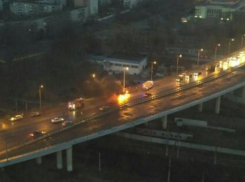 На «танцующем» мосту вспыхнула как спичка легковушка