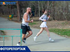 Спортсменки в мини-юбках пробежали по Волжскому: фоторепортаж 