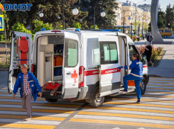Женщина пострадала в аварии из-за невнимательности водителя в Волжском