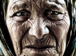 В Волжском пенсионерка лишилась сбережений и золота после ритуала лжезнахарок