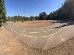 Беговые дорожки и спортплощадки сделали на стадионе школы №6 в Волжском 