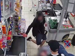 В Волжском трое молодых людей жестоко избили пенсионера в магазине