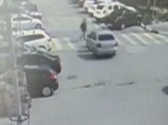 Троих человек сбили на дороге в Волгограде: ДТП попали на видео