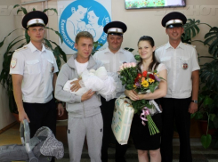В Волгограде из роддома выписали девочку, родившуюся на посту ДПС