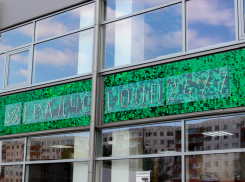 Яркое фаер шоу, фуршет и подарки: месяц с открытия «Высокий градус &food24/7» в Волжском