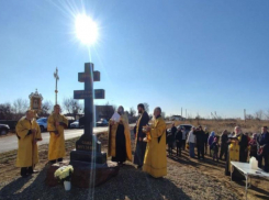 Под Волжским установили поклонный крест