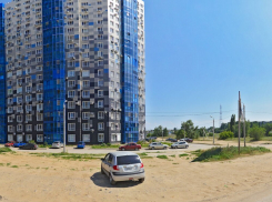 В Волгограде активист показал на видео, как через спальный район провели четырехполосную дорогу