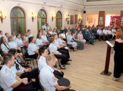 «Благодаря вам волжане чувствуют себя в безопасности»: глава Волжского наградил силовиков