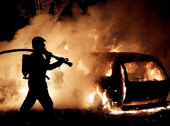 В Камышинском районе сгорела отечественная легковушка и дачный дом