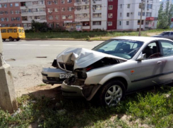 Пьяный лихач поймал столб на улице Мира в Волжском