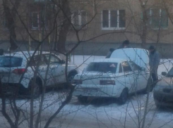 Магнитолу, аккумулятор и дорогую барсетку украли из «десятки» в Волжском